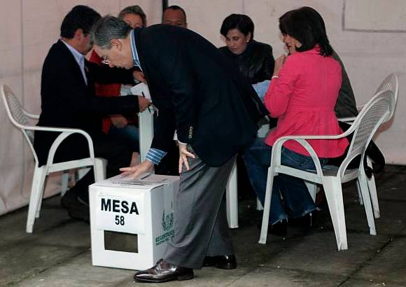 Reuters - El mandatario de los colombianos, quien entregar&#225; el poder el 7 de agosto, se mostr&#243; confiado en que los colombianos cumplir&#225;n con la democracia.