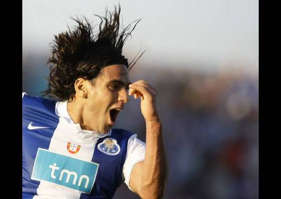 Reuters - Su salto a Europa se dio en julio de 2009 con su paso al F. C. Oporto por 5,5 millones de euros.