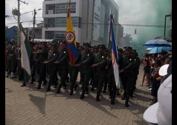 Colprensa - En el desfile militar realizado ayer en Bucaramanga, los militares heridos en combate recibieron aplausos de la comunidad para demostrar su gratitud.