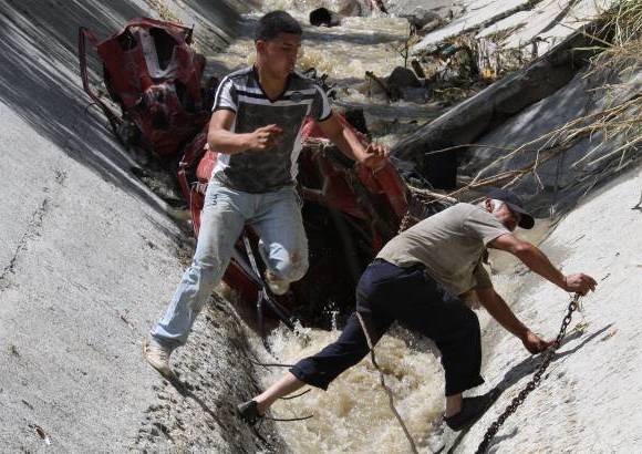 Henry Agudelo - El domingo pasado despu&#233;s de llevar a sus padres donde sus hermanos, en el puente de la carrera 98, la creciente arrastr&#243; el carro d&#225;ndole la posibilidad de salir antes de que fuera tragado por las aguas.