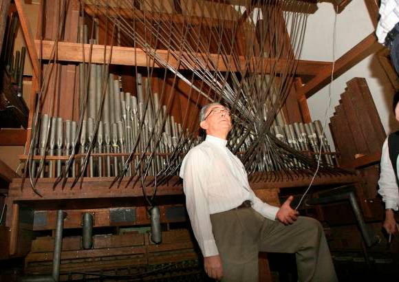 Juan Antonio S&#225;nchez - Este instrumento, que tiene un sistema electroneum&#225;tico, tiene buena parte de las mangueras de aire desconectadas.