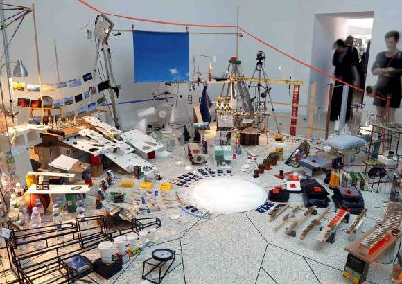 AP - Triple point es la instalaci&#243;n de Sarah Sze, de Estados Unidos. La bienal permite que conversen obras de artistas de todo el mundo.