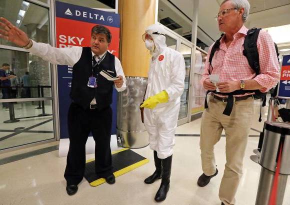 AP - El avi&#243;n donde viaj&#243; el hombre de Texas que fue diagnosticado con el &#233;bola, es revisado por un m&#233;dico.