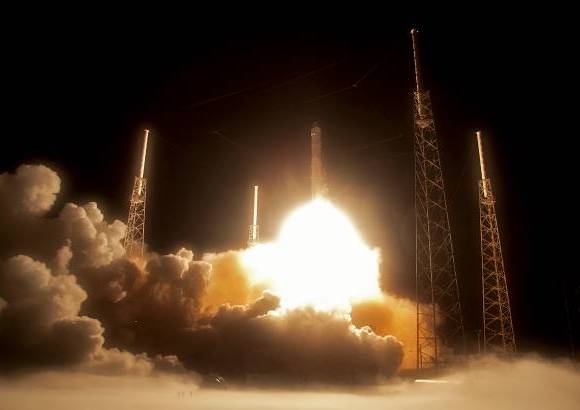 AP - Despu&#233;s de dos postergaciones y un lanzamiento abortado este mes, un cohete Falcon 9, de la empresa Space Exploration Technologies (SpaceX), despeg&#243; las desde Cabo Ca&#241;averal, en Florida, llevando en su tope la c&#225;psula no tripulada.