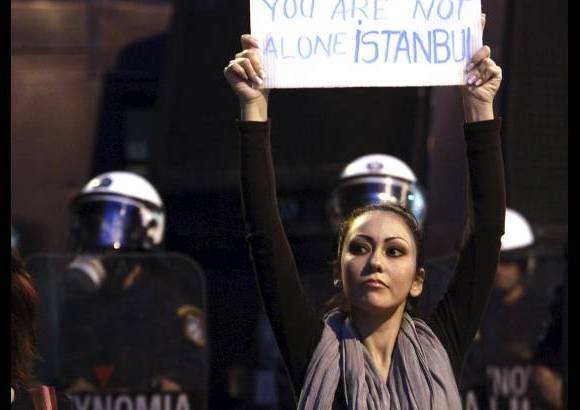 AP - En Grecia, un manifestante sostiene una pancarta durante una manifestación en solidaridad con las protestas en Estambul.