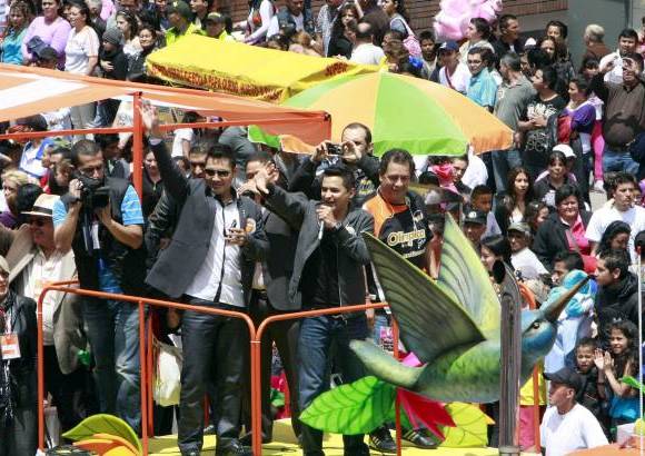 Colprensa - Otros que llegaron al carnaval por la solidaridad fueron los integrantes del grupo Bonka, Pipe Bueno, Jorge Celed&#243;n y �la Chechi Baena&#39; que encabez&#243; la carroza de Coldeportes.