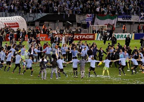 Reuters - Después de 16 años sin ser campeón de la Copa, los uruguayos volvieron a subirse a la ruta del triunfo con un atildado juego de conjunto, sin mezquindad en la pierna y con la mira en el arco rival puesta.