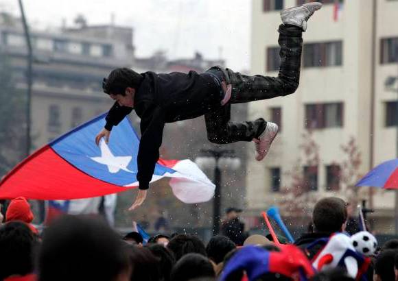 Reuters - Felicidad total en Santiago de Chile gracias a la victoria de su selección.