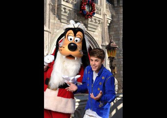 AP - Justin Bieber fue el encargado de dar la bienvenida a la Navidad en Disney.