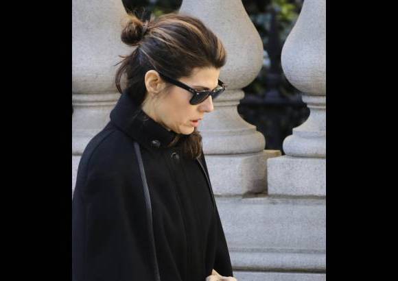 AP - La actriz Maria Tomei llega al funeral del actor.