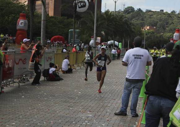 Esteban Jaramillo y Sebastián Salazar - Más de 10 mil competidores se dieron cita en esta histórica cita deportiva que se corría en las modalidades de 5, 10, 21 y 42 kilómetros.