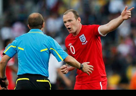 AP - El atacante Wayne Rooney le reclama al asistente uruguayo Mauricio Espinosa, quien cometi&#243; un error garrafal al no anunciar el claro gol.