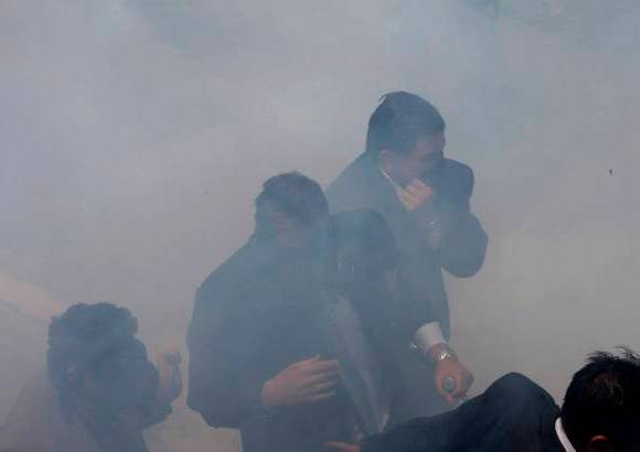AP - Los uniformados protagonizaron incidentes en los que se vio envuelto incluso el presidente Rafael Correa, quien denunci&#243; intentos de desestabilizar la democracia en Ecuador.