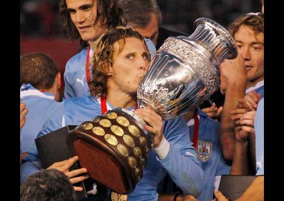 Reuters - Dos goles de Diego Forlán y otro de Luis Suárez fueron el sello para quedarse con el título en territorio argentino.