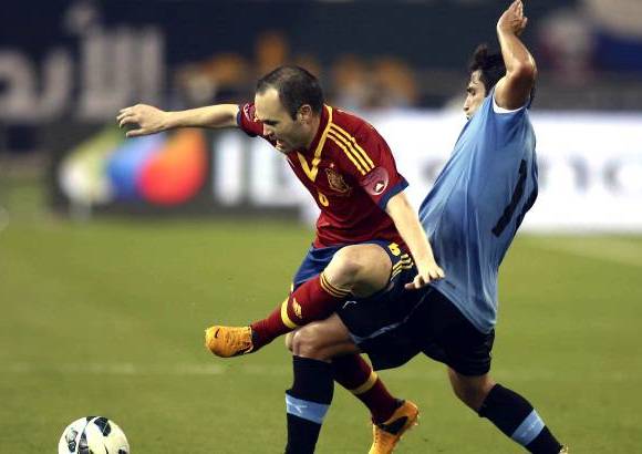 AP - Espa&#241;a toc&#243; al son del volante del Barcelona Andr&#233;s Iniesta que maravill&#243; a la repleta grada con sus gestos de calidad.