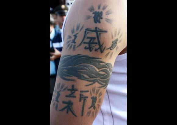David S&#225;nchez - Wisin luce un gran tatuaje en su brazo.