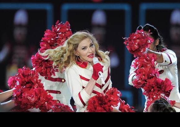 AP - Seis bailarines vestidos de monjes han tocado las campanas de esta catedral ficticia ante una cruz gigantesca hasta que han oído los primeros acordes de "Girl Gone Wilde", momento en el que se han desprendido de las túnicas para mostrar sus torsos y unos altísimos zapatos de tacón.