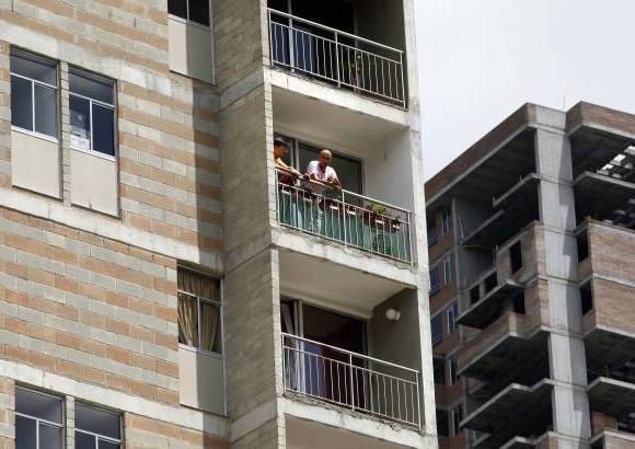 FOTOS MANUEL SALDARRIAGA - La Torre 6 del conjunto Space se derrumb&#243; un d&#237;a despu&#233;s de que sus habitantes fueran evacuados a causa de la aparici&#243;n de enormes grietas en su estructura.