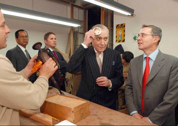 - El empresario estuvo acompa&#241;ado por el entonces presidente &#193;lvaro Uribe V&#233;lez en la inauguraci&#243;n de la Escuela de Artes y Oficios en Bogot&#225;, que lleva su nombre.