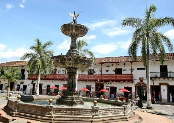 Cortes&#237;a de Antioquia Presente - En 1983, la Corporaci&#243;n Antioquia por el Cauca, como se llam&#243; inicialmente Antioquia Presente, particip&#243; en la reconstrucci&#243;n de Cajib&#237;o, Cauca, tras el terremoto de Popay&#225;n. Aport&#243; 134 casas y 7 equipamientos urbanos.