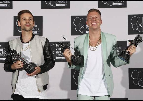 Reuters - Macklemore y Ryan Lewis posan con sus premios Mejor Video con Mensaje Social por la canci&#243;n Same Love, Mejor Video Hip Hop y Mejor Cinematograf&#237;a por Can&#39;t Hold Us.