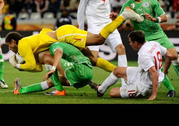 Reuters - Los gestos de frustración y fastidio de Capello denotaron a alguien que no estaba nada feliz en su cumpleaños 64.