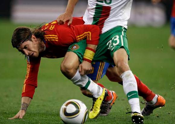 AP - España, que lleva 60 años sin clasificarse entre los cuatro mejores equipos en un Mundial, espera romper ante Paraguay su maldición de cuartos de final.