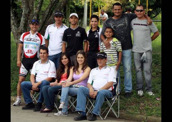Manuel Saldarriaga - El t&#233;cnico Ra&#250;l Mesa, del EPM-Une, abajo a la derecha, con familiares y amigos.
