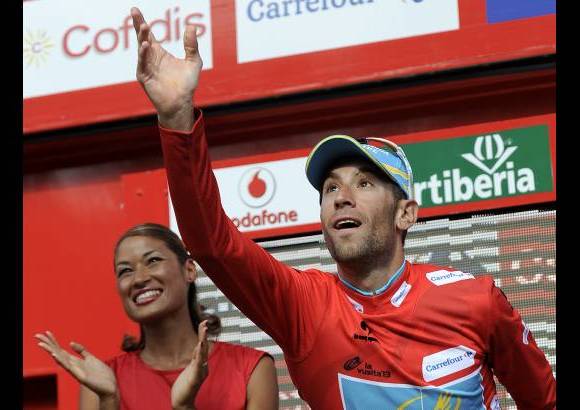 - En el podio el que disfruta es el italiano Vincenzo Nibali.