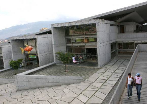 FOTO EL COLOMBIANO - Espacios diseñados para contribuir a la transformación de la ciudad desde los ámbitos educativo, cultural y social. En los parques biblioteca convergen distintas instituciones en un mismo espacio para generar tejido social y plantear un nuevo estilo de convivencia.