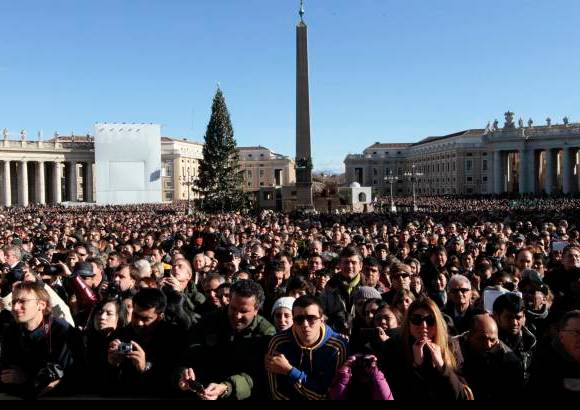 Reuters - En este d&#237;a de Navidad, el Papa, de 84 a&#241;os, asegur&#243; que Jes&#250;s vino al mundo para salvar al hombre de todos los tiempos, &quot;que no sabe superar por s&#237; solo las dificultades y peligros y necesita poner su mano en otra m&#225;s grande y fuerte, una mano tendida hacia &#233;l desde lo alto&quot;.