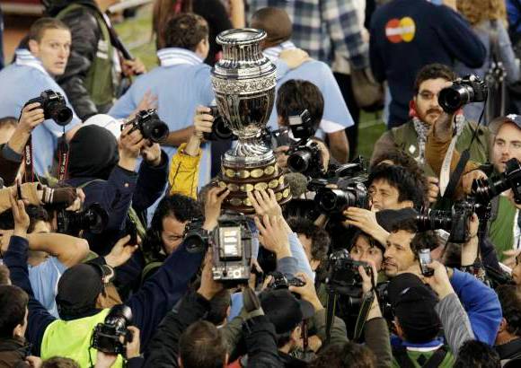 Reuters - Las ilusiones de Uruguay terminaron como en sus mejores tiempos: otra vez campeón, en este caso el vencer 3-0 a Paraguay.