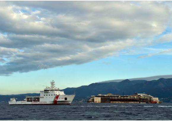 AFP - Remolcado por otras embarcaciones y sacudido por fuertes vientos, el nav&#237;o lleg&#243; al puerto de G&#233;nova, donde ser&#225; desmantelado y convertido en chatarra.