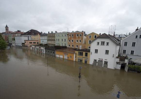 AP - La antigua ciudad de Passau inundada por el r&#237;o Danubio.
