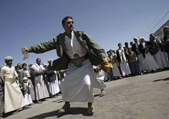 AP - Un seguidor del grupo chií Houthi baila con una daga tradicional llamada "jambiya" durante el Eid al- Gadir en Sanaa, fiesta de los musulmanes chiítas.