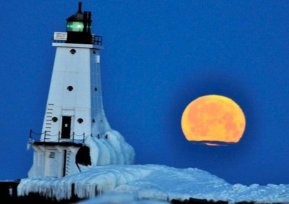 AP - Está imagen es en Ludington,Michigan. La Luna se pone sobre el lago Michigan justo antes del amanecer del miércoles 27 de marzo, en este lugar el graznido de los cuervos señala el final del invierno y el comienzo de la primavera.