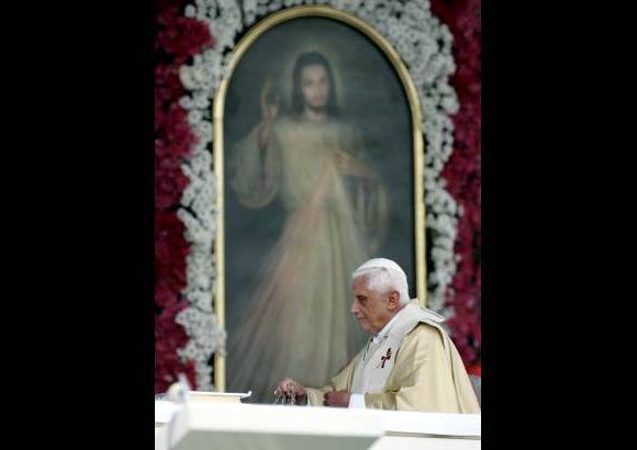 AP - En 2011 se public&#243; la segunda parte de su libro &quot;Jes&#250;s de Nazaret&quot;, en el que exonera a los jud&#237;os de ser responsables de la muerte de Jes&#250;s.