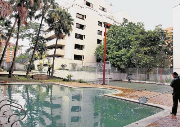 FOTO ARCHIVO EL COLOMBIANO - Entre las excentricidades del extinto capo est&#225; la construcci&#243;n de un edificio de ocho pisos llamado M&#243;naco, en el barrio El Poblado, uno se los sectores m&#225;s exclusivos de la ciudad de Medell&#237;n. En &#233;l habitaba parte de su familia y que sufri&#243; un fuerte atentado con carro bomba por parte del Cartel de Cali, con quien mantuvo una sangrienta guerra.