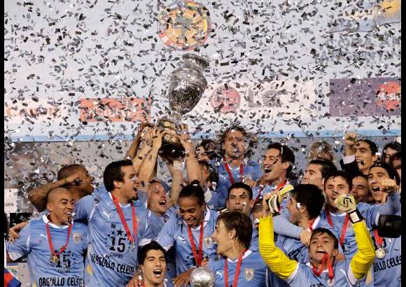 Reuters - No se le pida que ofrezca una versión seductora de fútbol. Uruguay es pura personalidad y esfuerzo colectivo, tradicionales ingredientes que lo llevaron este domingo a ganar la Copa América por 15ta vez en la historia de este torneo que es el más importante y antiguo del mundo de selecciones.