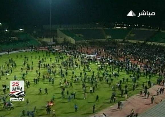 Reuters - Pese a que el Al Masry gan&#243; 3-1, los hinchas &quot;atacaron como una avalancha a los futbolistas e irrumpieron en la gradas reservadas a los seguidores de Al Ahli&quot;, indic&#243; Hosam Mohamed Mustafa.