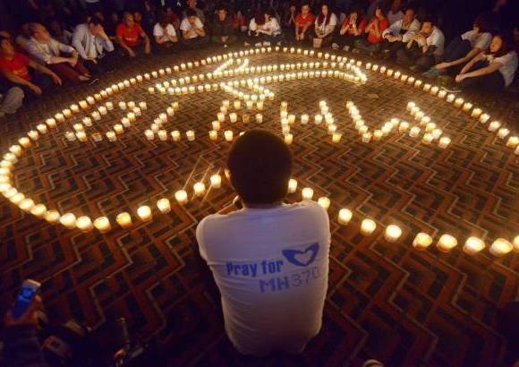 AFP - En un hotel de Beijing, las &#250;ltimas pistas del avi&#243;n de Malaysia Airlines intensifican la angustia de los familiares de los pasajeros.