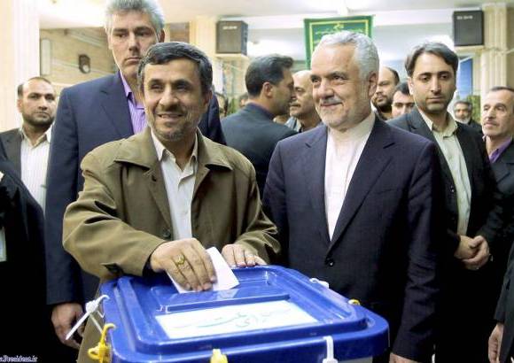 Reuters - El presidente iran&#237;, Mahmud Ahmadineyad vot&#243; en una mezquita, utilizada como un centro de votaci&#243;n, durante las elecciones parlamentarias, en Teher&#225;n.