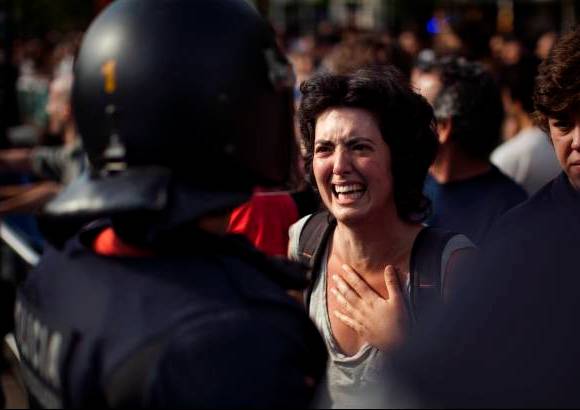 AP - Más de un centenar de personas resultaron este viernes heridas, en su mayoría leves, durante el desalojo policial, por motivos de higiene, de los jóvenes indignados.