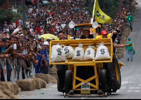 Hernán Vanegas - El Festival batió el récord de participación. En esta oportunidad corrieron 848 vehículos. Esta retroexcavadora ganó el premio al Mejor carro decorado.