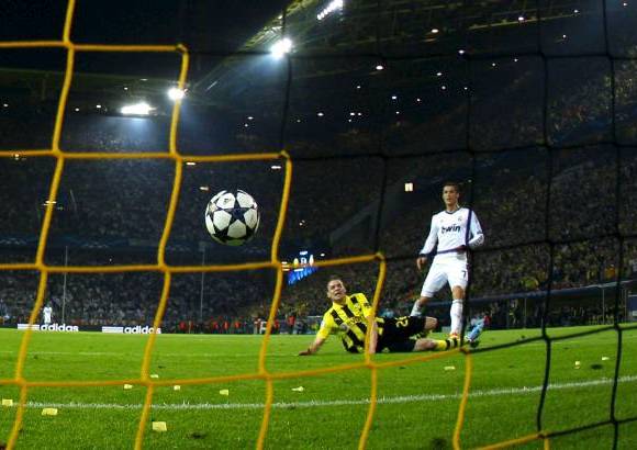 REUTERS - De un saque de banda a favor del equipo blanco llegó un falló de Hummels que acabó con un regalo de Higuaín a Cristiano, que marcó el 1-1.