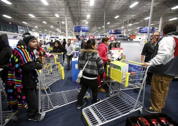 Reuters - Target adelant&#243; su apertura de medianoche a las 9 p.m. del jueves y Toys R Us abri&#243; sus puertas a las 8 p.m.