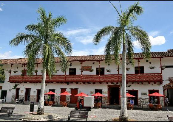 - El parque de Santa Fe es un lugar ideal para compartir con amigos y en familia. Dos grandes museos religiosos son uno de sus atractivos.