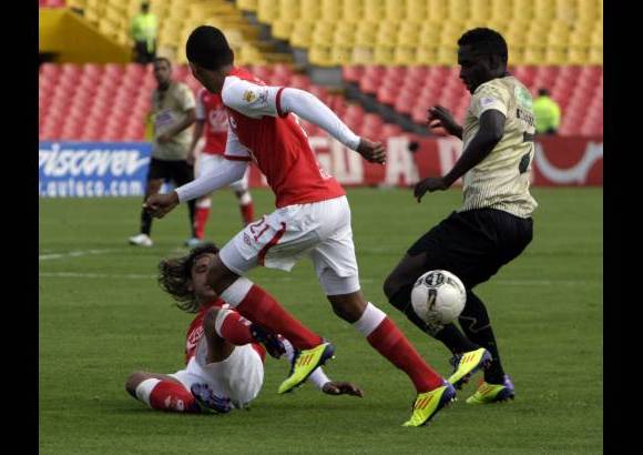 Colprensa - Santa Fe le cortó el vuelo a las Águilas. En Bogotá, los del sur del Valle de aburrá cayeron 3-2.