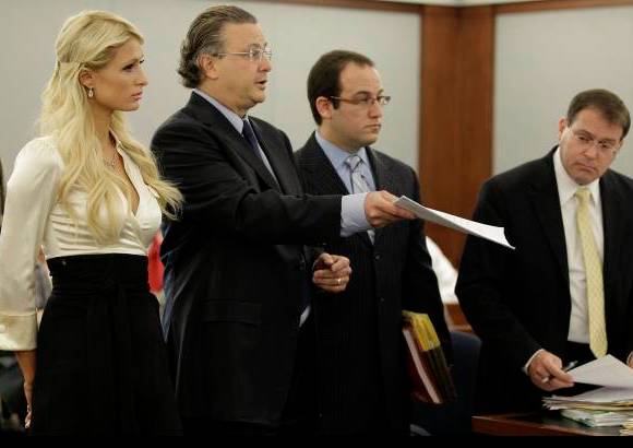 AP - Hilton fue detenida en el hotel Wynn el 27 de agosto tras caerse de su bolso de mano una bolsita con 0,8 gramos de coca&#237;na cuando intent&#243; sacar un l&#225;piz labial.