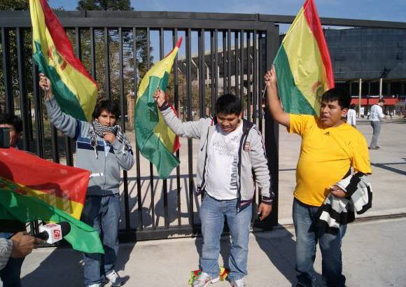 Jaime Herrera - Hinchas bolivianos minutos antes del compromiso en las afueras del estadio de Colón.